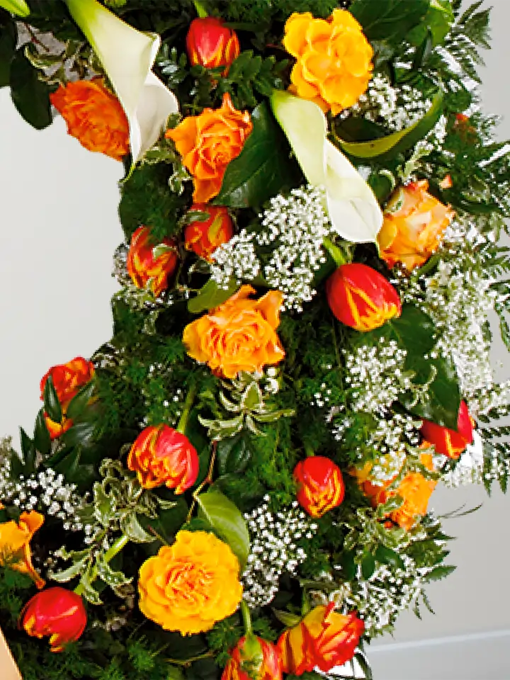 Corona di rose arancio lilium gialli calle bianche macro